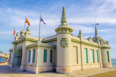 Santander, Spai 'deki saray ambargosunun hakim olduğu sahil geçidi manzarası.