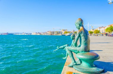 Santander, Spai rıhtımındaki Raqueros heykelinin görüntüsü.