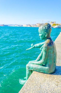 Santander, Spai rıhtımındaki Raqueros heykelinin görüntüsü.