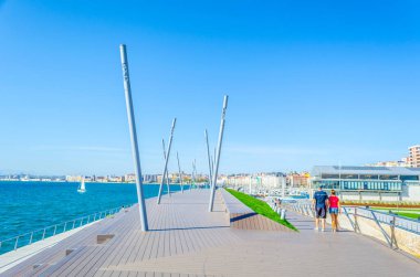 İnsanlar Santander, Spai 'de geziniyorlar.