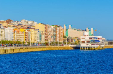İnsanlar Santander, Spai 'de geziniyorlar.