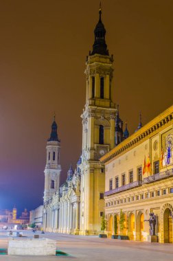 Aydınlatılmış bazilika de nuestra senora de pilar in Zaragoza, Spai