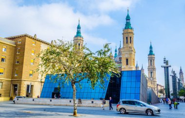 İnsanlar Zaragoza, Spai 'deki Basilica de nuestra senora de pilar' ın önünde geziniyorlar.