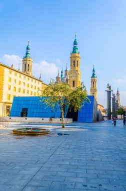 İnsanlar Zaragoza, Spai 'deki Basilica de nuestra senora de pilar' ın önünde geziniyorlar.