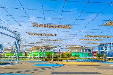 200 yılında Zaragoza 'daki dünya fuarının tüm katılımcılarını sunan sokak manzarası