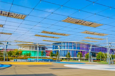 200 yılında Zaragoza 'daki dünya fuarının tüm katılımcılarını sunan sokak manzarası