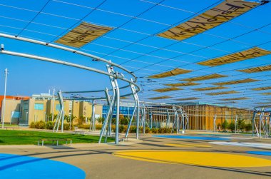 200 yılında Zaragoza 'daki dünya fuarının tüm katılımcılarını sunan sokak manzarası