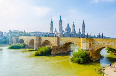 Bazilika de nuestra senora de pilar ve puente de piedra in Zaragoza, Spai