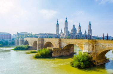 Bazilika de nuestra senora de pilar ve puente de piedra in Zaragoza, Spai