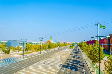 Zaragoza 'yı EXPO 2008 mekanı Spai' ye bağlayan bir teleferik görüntüsü