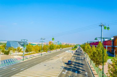 Zaragoza 'yı EXPO 2008 mekanı Spai' ye bağlayan bir teleferik görüntüsü