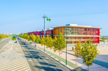 200 yılında Zaragoza 'daki dünya fuarının tüm katılımcılarını sunan sokak manzarası