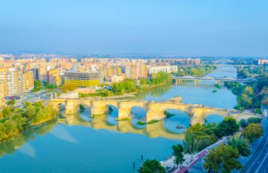 İspanyol şehri Zaragoz 'da puente de piedra ve puente de pilar' ın hava manzarası