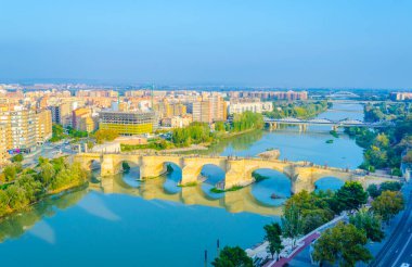 İspanyol şehri Zaragoz 'da puente de piedra ve puente de pilar' ın hava manzarası