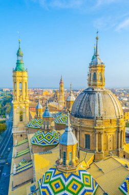 Zaragoza, Spai 'deki Basilica de nuestra sinyora de pilar' ın hava manzarası.