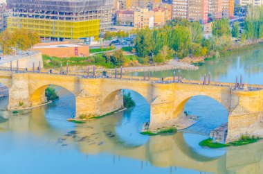 İspanyol şehri Zaragoz 'daki Puente de Piedra' nın hava manzarası.