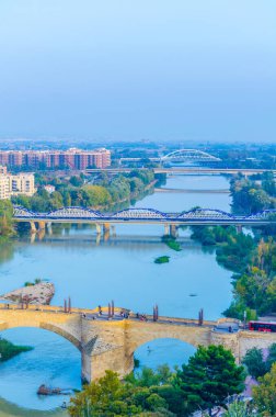 İspanyol şehri Zaragoz 'da puente de piedra ve puente de pilar' ın hava manzarası