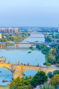 İspanyol şehri Zaragoz 'da puente de piedra ve puente de pilar' ın hava manzarası