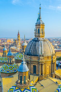 Zaragoza 'nın hakim olduğu hava manzarası bazilika de nuestra senora de pilar, Spai