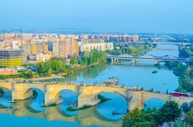 İspanyol şehri Zaragoz 'da puente de piedra ve puente de pilar' ın hava manzarası
