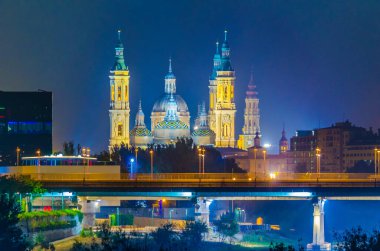 Zaragoza, Spai 'deki Basilica de nuestra sinyora de pilar' ın gece manzarası.