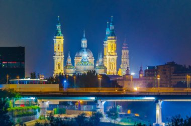 Night view of the basilica de nuestra senora de pilar in Zaragoza, Spai