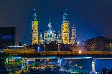 Zaragoza, Spai 'deki Basilica de nuestra sinyora de pilar' ın gece manzarası.