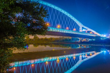 Zaragoza, Spai 'deki Puente del Tercer Millenio Köprüsü' nün gece manzarası