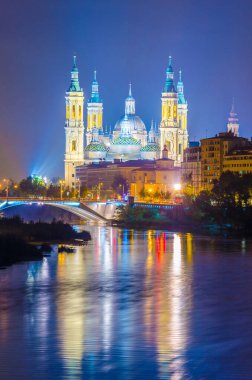 Zaragoza, Spai 'deki Basilica de nuestra sinyora de pilar' ın gece manzarası.