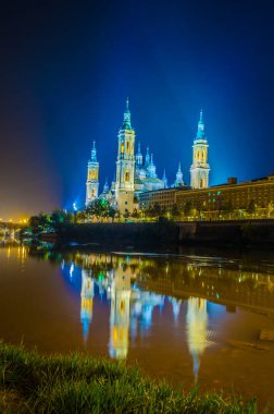 Zaragoza, Spai 'deki Basilica de nuestra sinyora de pilar' ın gece manzarası.