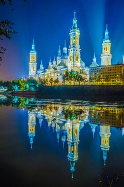 Zaragoza, Spai 'deki Basilica de nuestra sinyora de pilar' ın gece manzarası.
