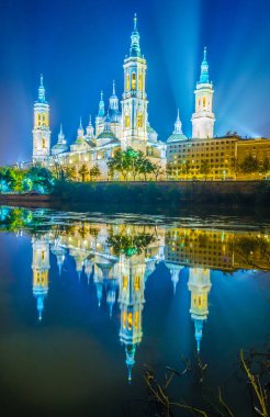 Zaragoza, Spai 'deki Basilica de nuestra sinyora de pilar' ın gece manzarası.
