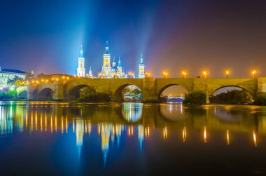 Zaragoza, Spai 'deki Basilica de nuestra senora de pilar ve puente de piedra' nın gece görüşü.