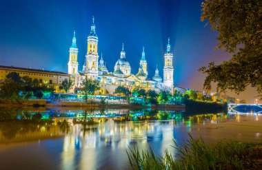 Zaragoza, Spai 'deki Basilica de nuestra sinyora de pilar' ın gece manzarası.