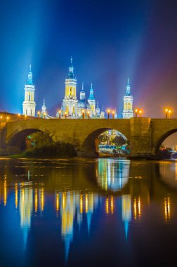 Zaragoza, Spai 'deki Basilica de nuestra senora de pilar ve puente de piedra' nın gece görüşü.