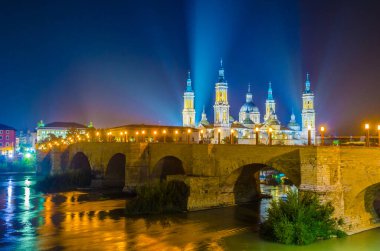 Zaragoza, Spai 'deki Basilica de nuestra senora de pilar ve puente de piedra' nın gece görüşü.
