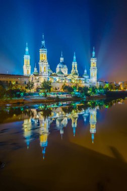 Zaragoza, Spai 'deki Basilica de nuestra sinyora de pilar' ın gece manzarası.