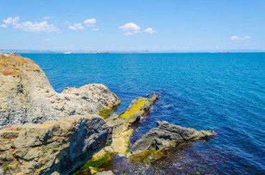 İspanya Burgası yakınlarındaki Saint Anastasia adasında taşlaşmış bir geminin görüntüsü.