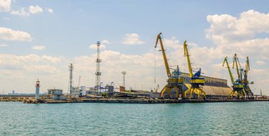 Bulgar limanındaki ağır vinçler kargo gemilerini boşaltmak için kullanılır. Civarda yolcu feribot terminali var..