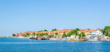 Eski Sozopol kasabasının ön planda yatları, Karadeniz kıyıları ve Bulgaristan 'ın limanı manzarası.