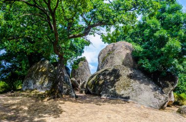 Bulgaristan 'ın Taş oluşumundaki büyük kayalar Beglik Tash olarak da bilinir muhtemelen mistik amaçlar için de kullanılan ünlü İngiliz taşına benzer..