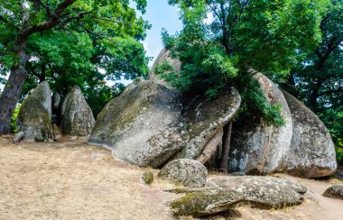 Bulgaristan 'ın Taş oluşumundaki büyük kayalar Beglik Tash olarak da bilinir muhtemelen mistik amaçlar için de kullanılan ünlü İngiliz taşına benzer..
