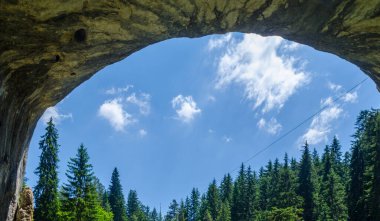 ayrıntılı bir tepe ortasından mı küçük bir nehir tarafından kurulan bir doğal kaya oluşumu olan ünlü harika köprü Bulgaristan.