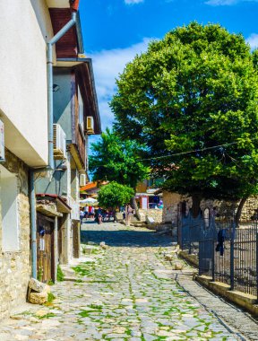İnsanlar güneşli yaz günlerinde Unesco Dünya Mirası 'na ait olan Macaristan şehrinin nesebar sokaklarında dolaşıyorlar..