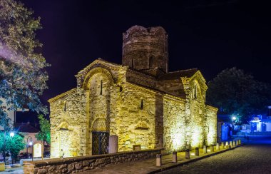 Nesebar 'daki aydınlık kilisenin gece görüşü - Vaftizci Aziz John - UNESCO Dünya Mirası Alanı.