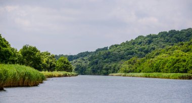 Bulgaria 'daki Ropotamo nehri burgaz bölgesinin en popüler turistik yerlerinden biridir. Özellikle de siyah nehir turları, akbalıkçılları yolda görebilme imkanına ulaşırken.