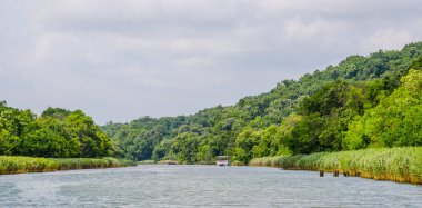 Bulgaria 'daki Ropotamo nehri burgaz bölgesinin en popüler turistik yerlerinden biridir. Özellikle de siyah nehir turları, akbalıkçılları yolda görebilme imkanına ulaşırken.