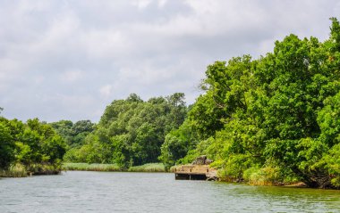 Bulgaria 'daki Ropotamo nehri burgaz bölgesinin en popüler turistik yerlerinden biridir. Özellikle de siyah nehir turları, akbalıkçılları yolda görebilme imkanına ulaşırken.