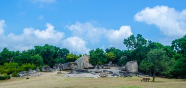Bulgaristan 'ın Taş oluşumundaki büyük kayalar Beglik Tash olarak da bilinir muhtemelen mistik amaçlar için de kullanılan ünlü İngiliz taşına benzer..