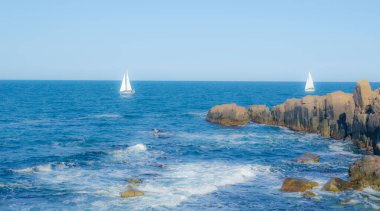 İspanya 'nın Sozopol şehrinin görkemli uçurumları. Orada bir savunma duvarı ve küçük bir kale vardı.